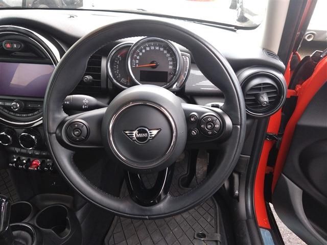 BMW MINI COOPER D 5DOOR 2021 Image 31