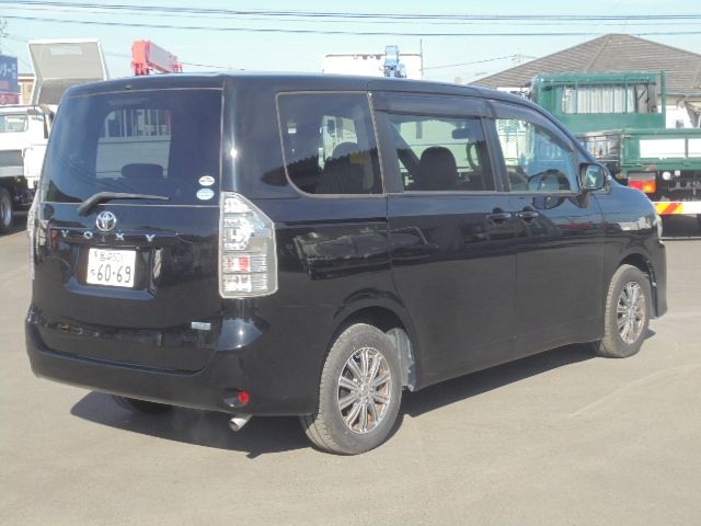 TOYOTA VOXY 2010 Image 31
