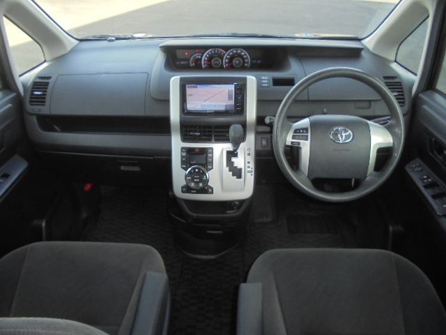 TOYOTA VOXY 2010 Image 31
