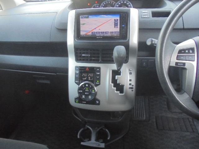 TOYOTA VOXY 2010 Image 31
