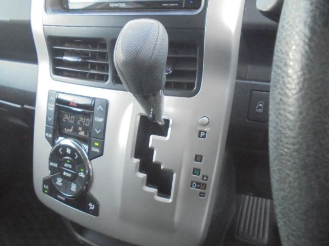 TOYOTA VOXY 2010 Image 31