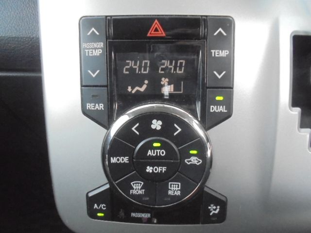 TOYOTA VOXY 2010 Image 31