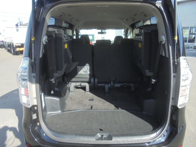 TOYOTA VOXY 2010 Image 31