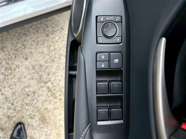 TOYOTA LEXUS NX300H 2016 Image 31