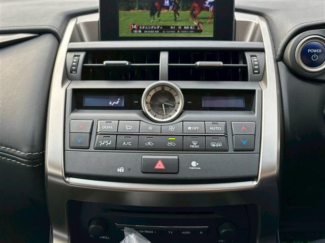 TOYOTA LEXUS NX300H 2016 Image 31