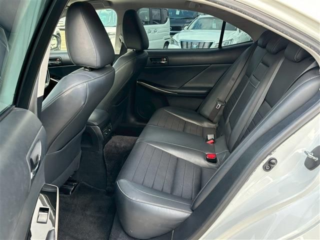 TOYOTA LEXUS IS300H 2015 Image 31