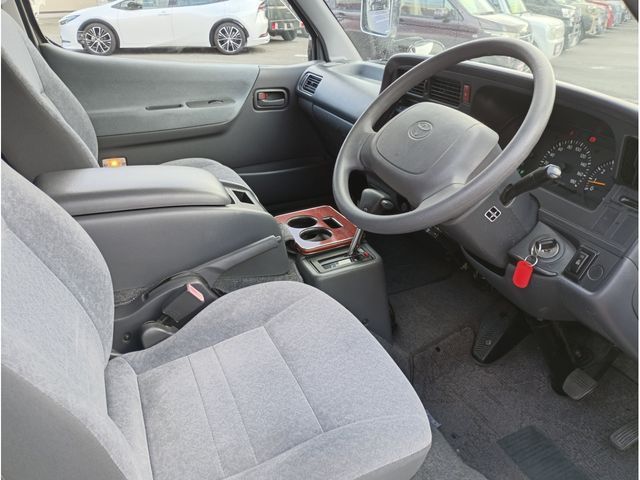 TOYOTA HIACE VAN 2WD 2004 Image 31