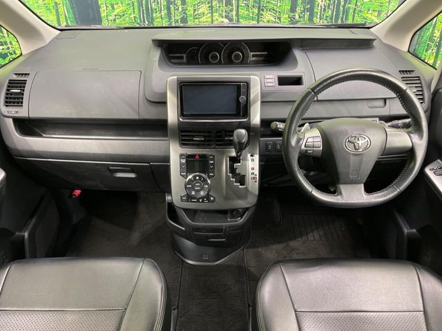 TOYOTA VOXY 2013 Image 31