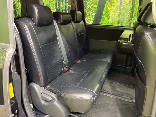 TOYOTA VOXY 2013 Image 31