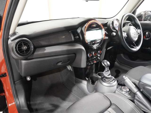 BMW MINI COOPER SD 5DOOR 2018 Image 31