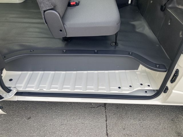 TOYOTA HIACE VAN 2WD 2025 Image 31