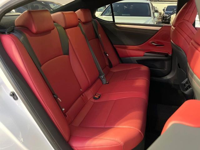 TOYOTA LEXUS ES300H 2019 Image 31