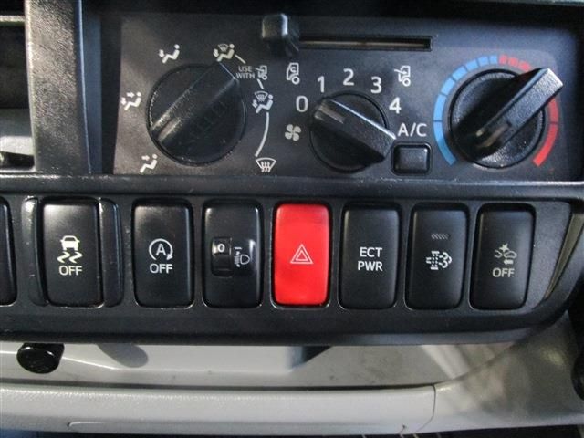 HINO DUTRO 2018 Image 31