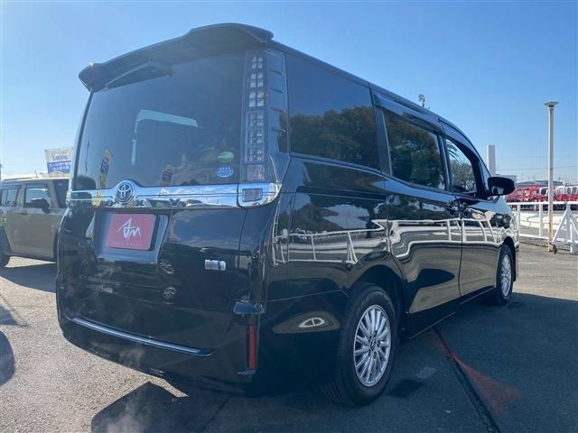 TOYOTA VOXY HYBRID 2014 Image 31