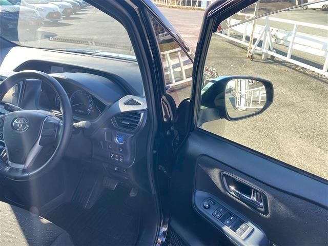 TOYOTA VOXY HYBRID 2014 Image 31