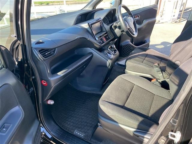 TOYOTA VOXY HYBRID 2014 Image 31