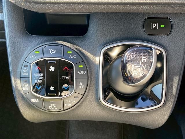 TOYOTA VOXY HYBRID 2014 Image 31