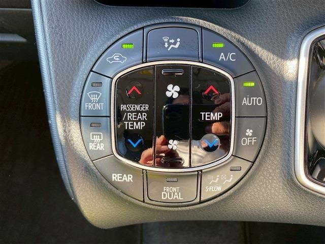 TOYOTA VOXY HYBRID 2014 Image 31