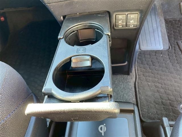 TOYOTA VOXY HYBRID 2014 Image 31