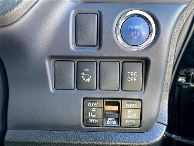 TOYOTA VOXY HYBRID 2014 Image 31