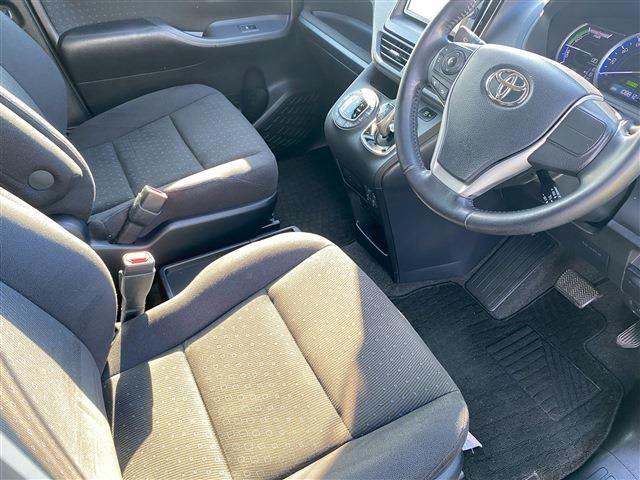 TOYOTA VOXY HYBRID 2014 Image 31