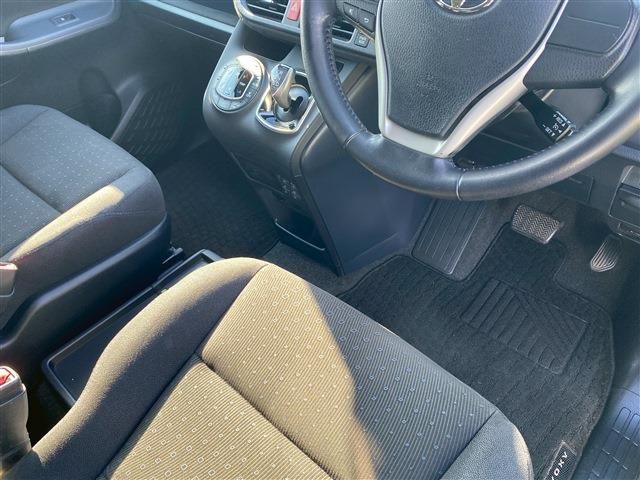 TOYOTA VOXY HYBRID 2014 Image 31