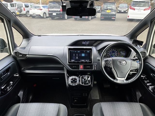 TOYOTA VOXY HYBRID 2017 Image 31