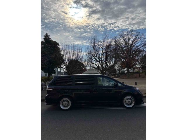 TOYOTA SIENNA 2011 Image 31