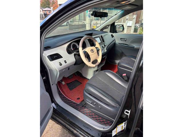 TOYOTA SIENNA 2011 Image 31