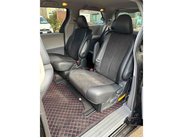 TOYOTA SIENNA 2011 Image 31