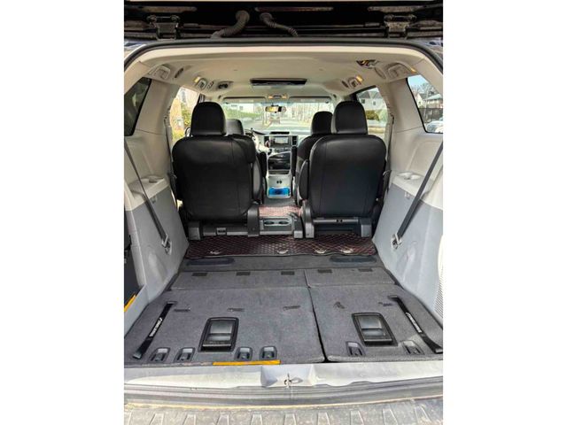 TOYOTA SIENNA 2011 Image 31