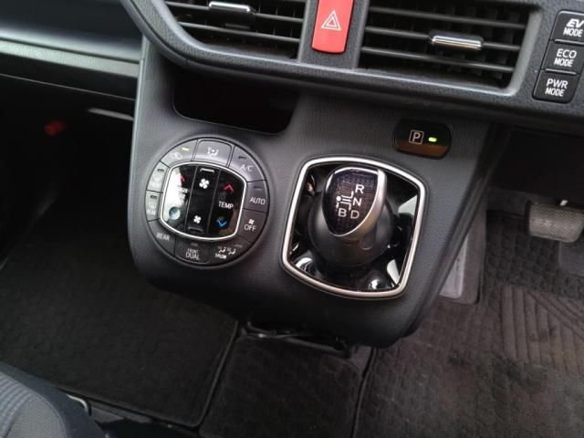 TOYOTA NOAH HYBRID 2015 Image 31