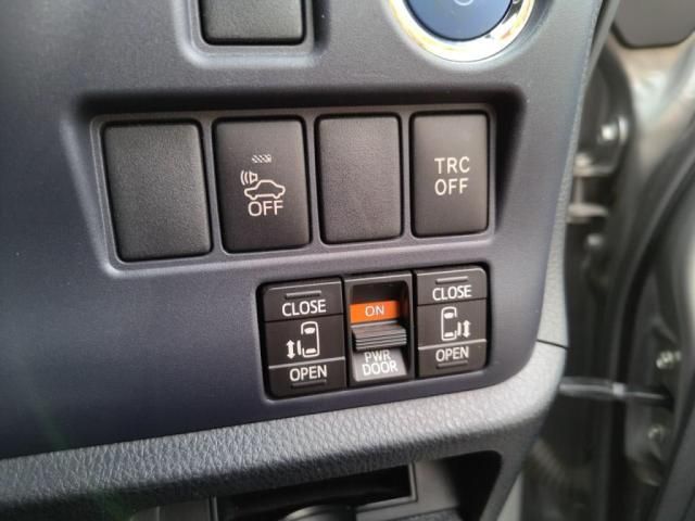 TOYOTA NOAH HYBRID 2015 Image 31