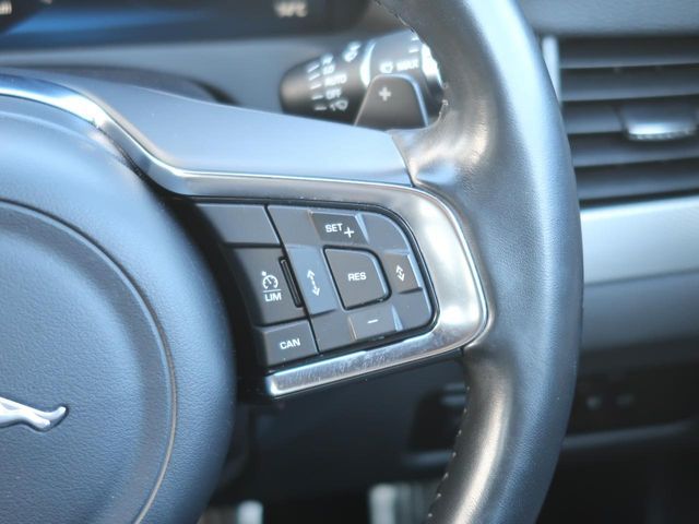 JAGUAR XFSERIES SPOR 2018 Image 31