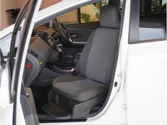 TOYOTA PRIUS ALPHA 2012 Image 31