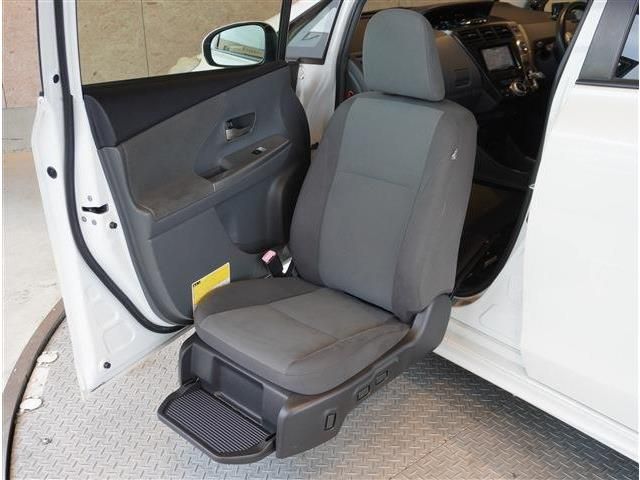 TOYOTA PRIUS ALPHA 2012 Image 31