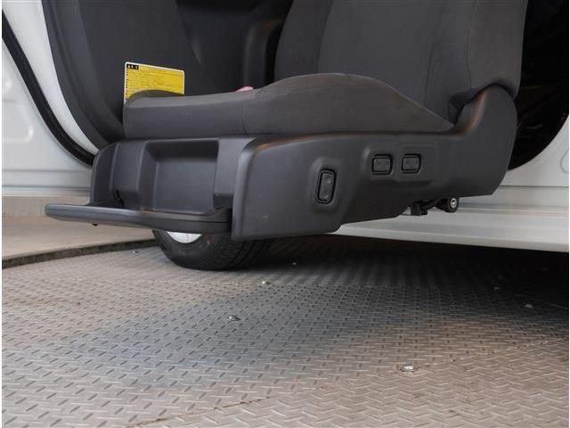 TOYOTA PRIUS ALPHA 2012 Image 31