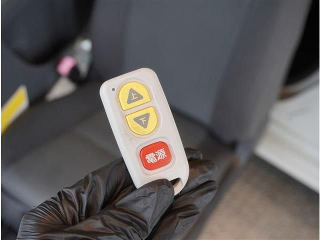 TOYOTA PRIUS ALPHA 2012 Image 31