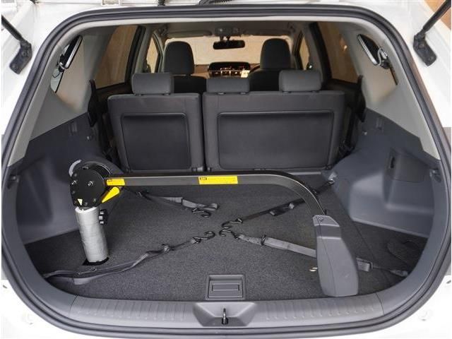 TOYOTA PRIUS ALPHA 2012 Image 31