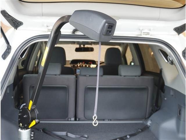 TOYOTA PRIUS ALPHA 2012 Image 31