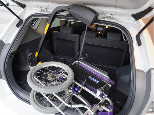 TOYOTA PRIUS ALPHA 2012 Image 31