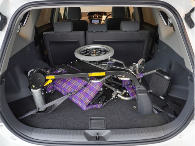 TOYOTA PRIUS ALPHA 2012 Image 31