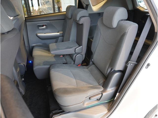 TOYOTA PRIUS ALPHA 2012 Image 31