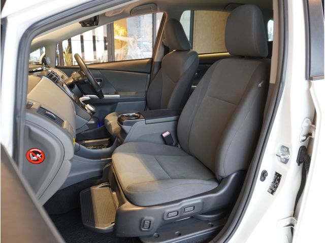 TOYOTA PRIUS ALPHA 2012 Image 31