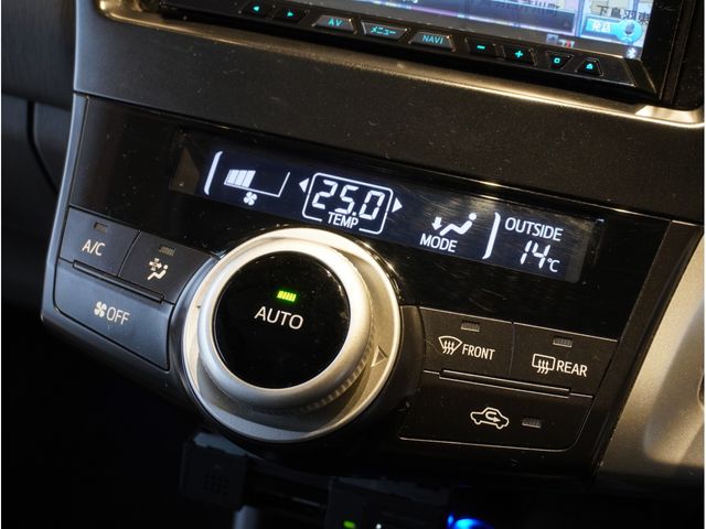 TOYOTA PRIUS ALPHA 2012 Image 31