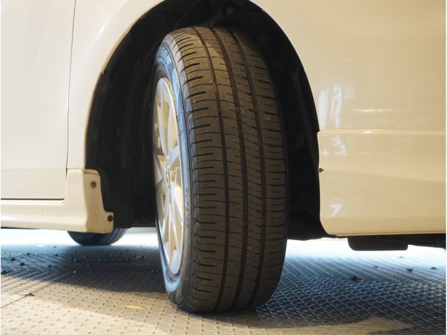 TOYOTA PRIUS ALPHA 2012 Image 31