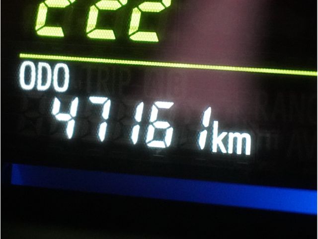 TOYOTA PRIUS ALPHA 2012 Image 31