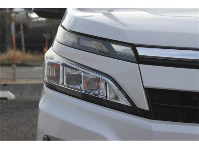 TOYOTA VOXY HYBRID 2017 Image 31