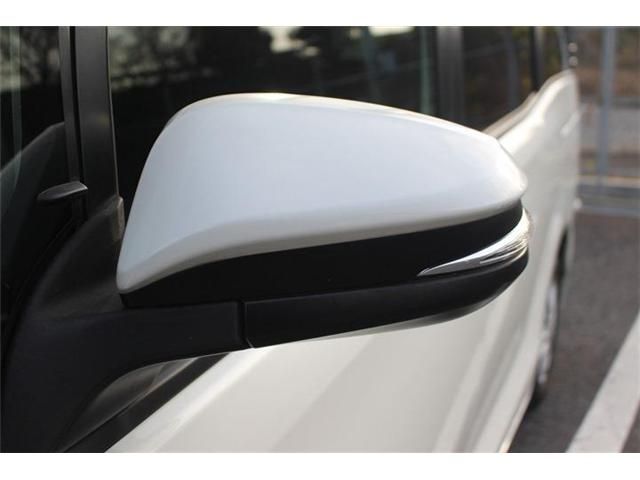 TOYOTA VOXY HYBRID 2017 Image 31