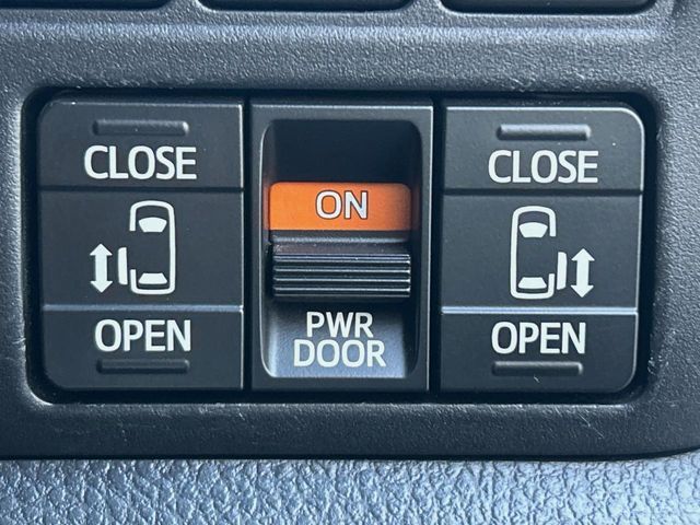 TOYOTA VOXY HYBRID 2017 Image 31